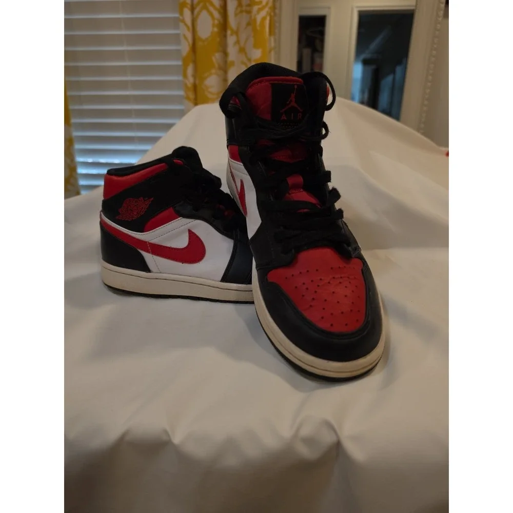 Jordan 1 Mid| Nike | Bred Toe | Size 8.5 | Pre-loved-great Condition